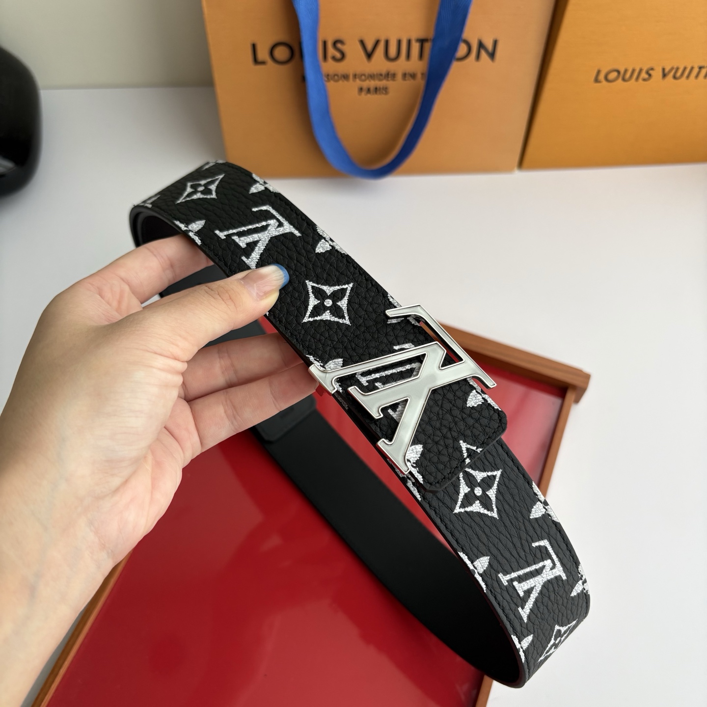 Lv荔枝纹印花搭配另一面黑色平纹底，搭配精品挂扣，精致百搭，时尚大方，宽4.0cm