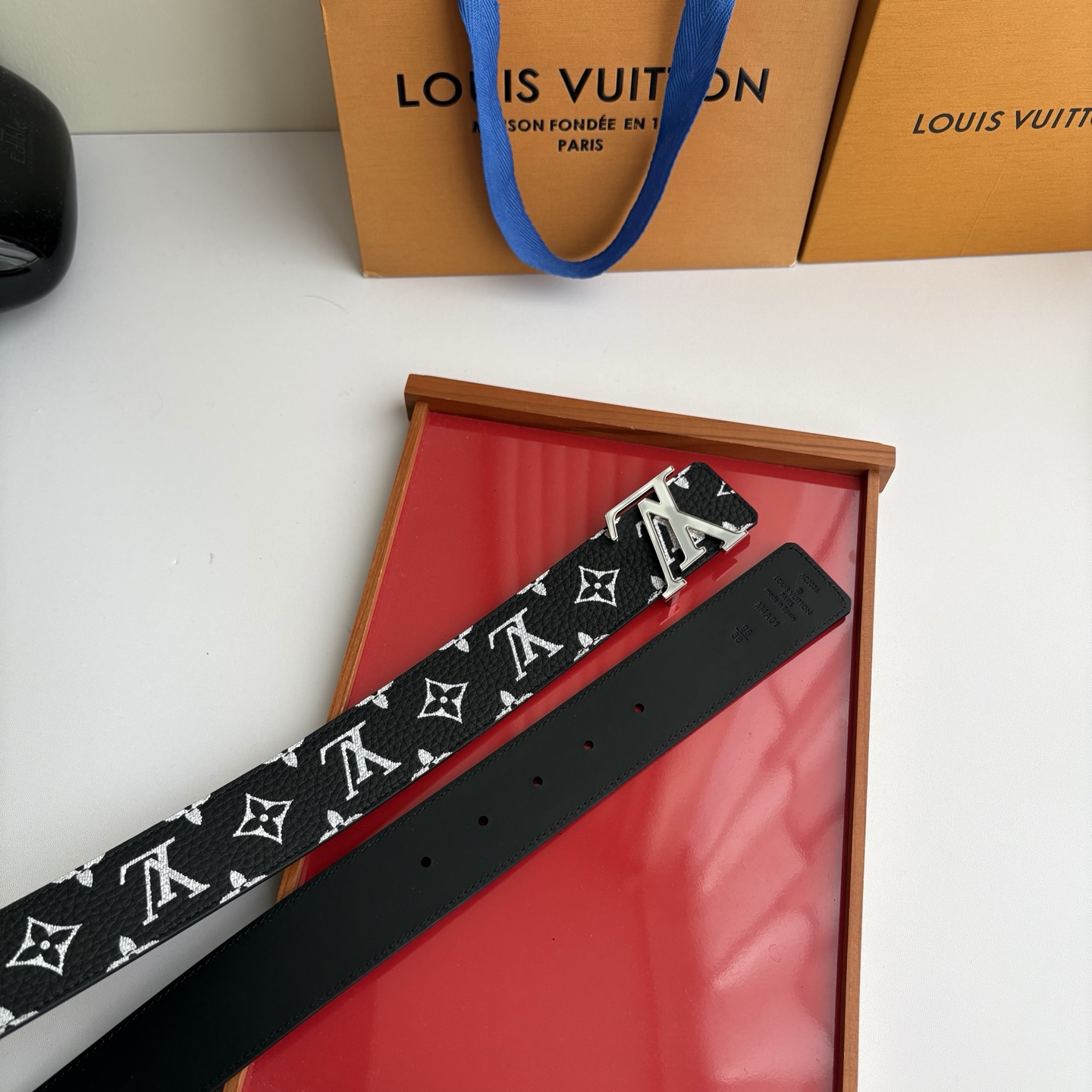 Lv荔枝纹印花搭配另一面黑色平纹底，搭配精品挂扣，精致百搭，时尚大方，宽4.0cm