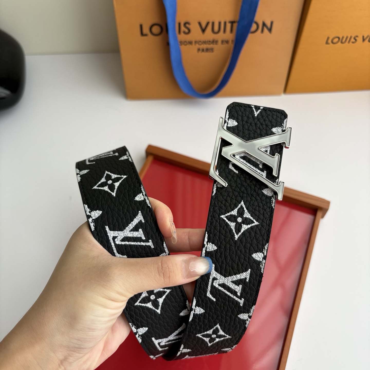 Lv荔枝纹印花搭配另一面黑色平纹底，搭配精品挂扣，精致百搭，时尚大方，宽4.0cm