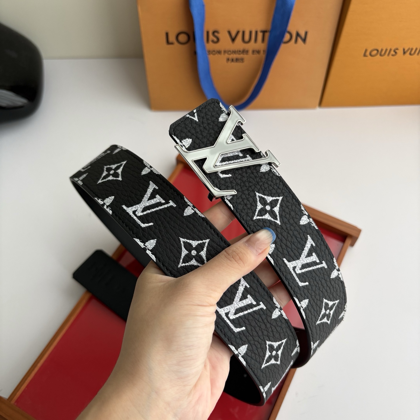 Lv荔枝纹印花搭配另一面黑色平纹底，搭配精品挂扣，精致百搭，时尚大方，宽4.0cm