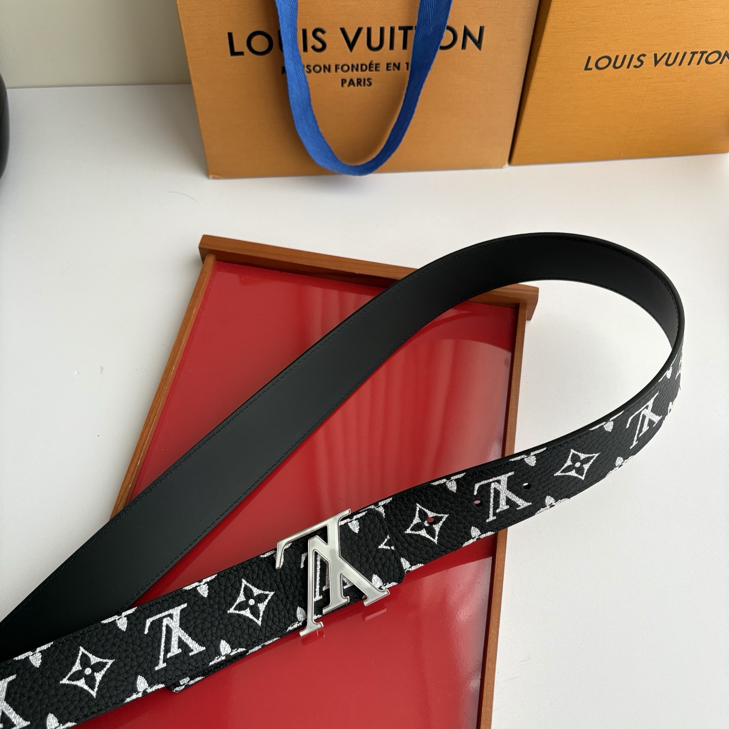 Lv荔枝纹印花搭配另一面黑色平纹底，搭配精品挂扣，精致百搭，时尚大方，宽4.0cm