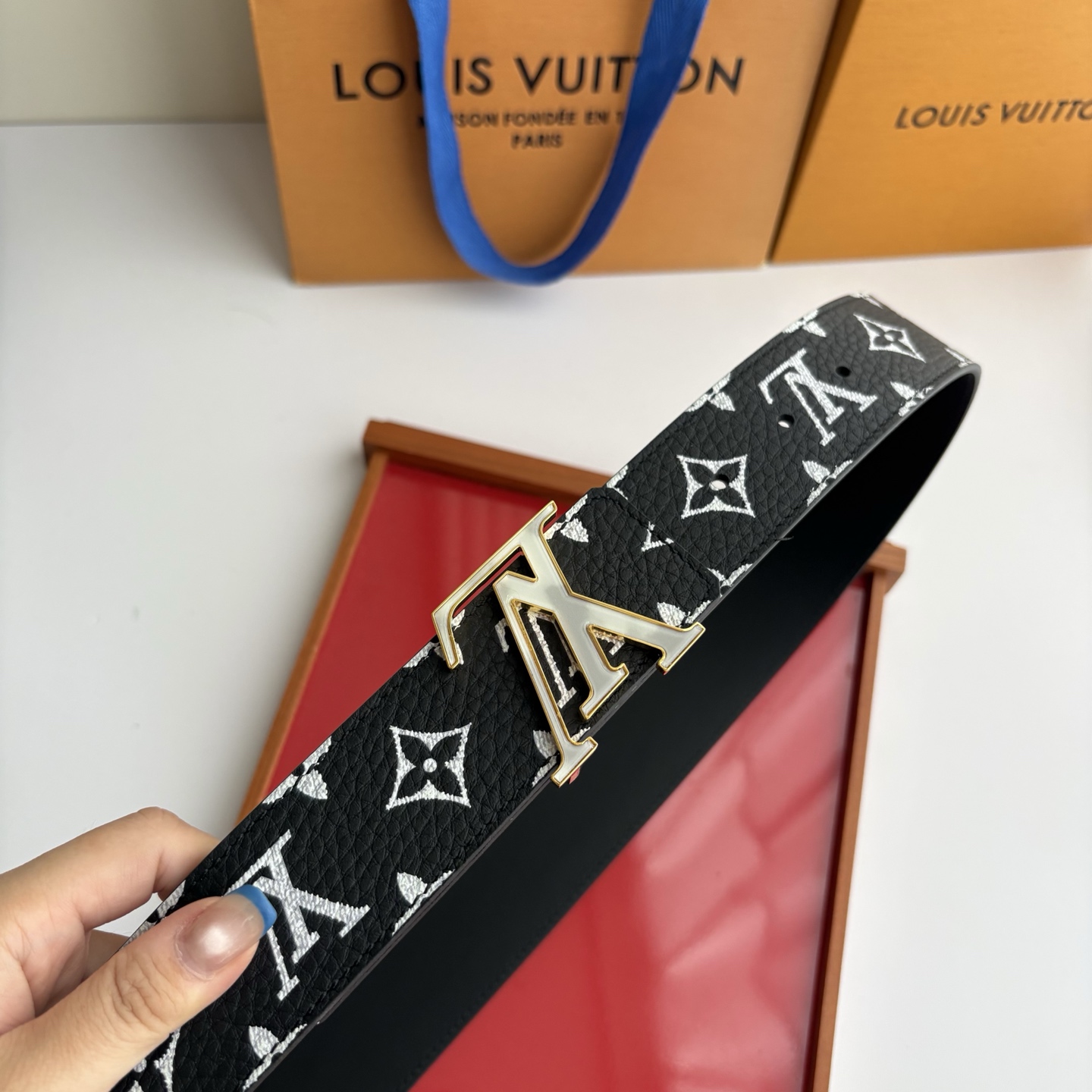 Lv荔枝纹印花搭配另一面黑色平纹底，搭配精品挂扣，精致百搭，时尚大方，宽4.0cm