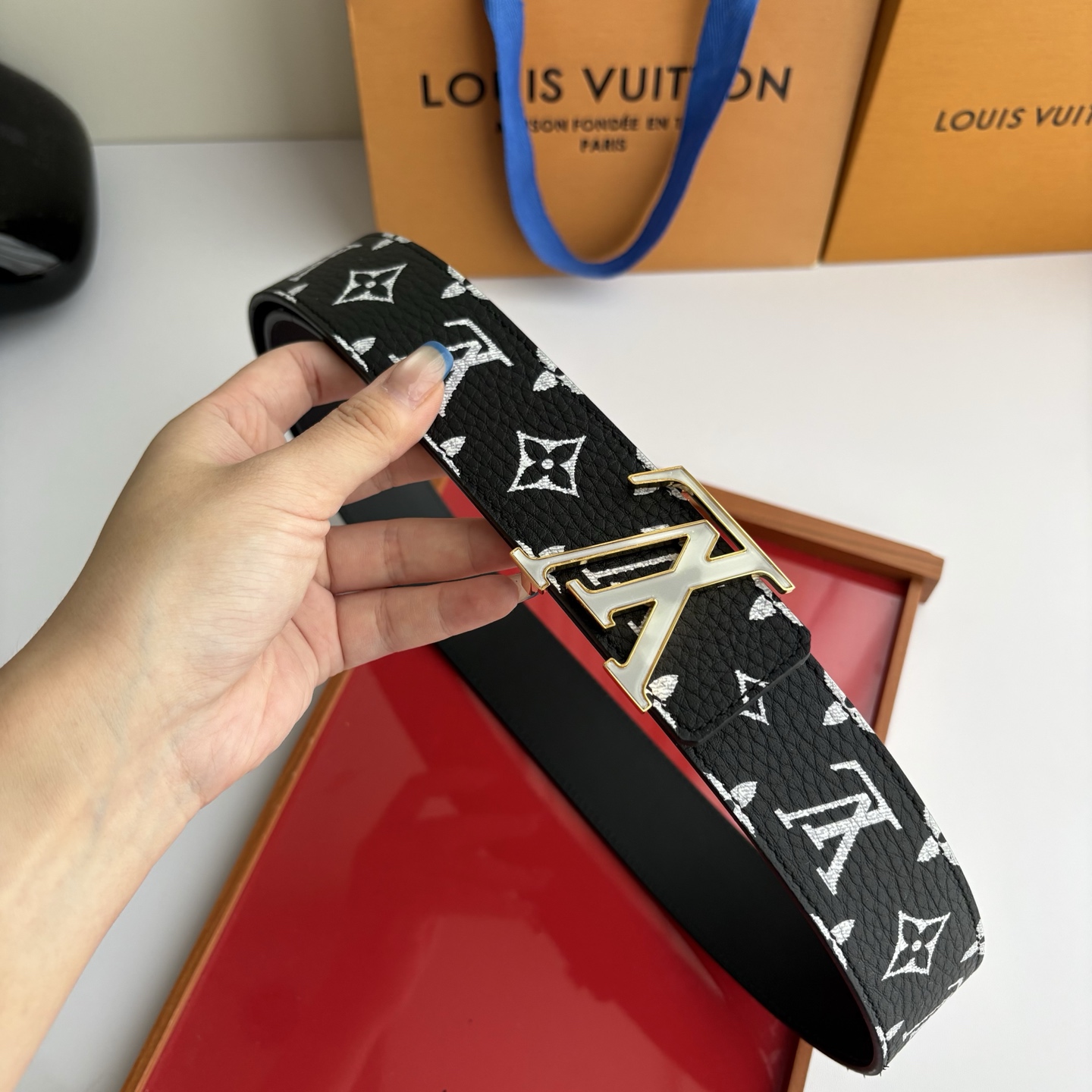 Lv荔枝纹印花搭配另一面黑色平纹底，搭配精品挂扣，精致百搭，时尚大方，宽4.0cm