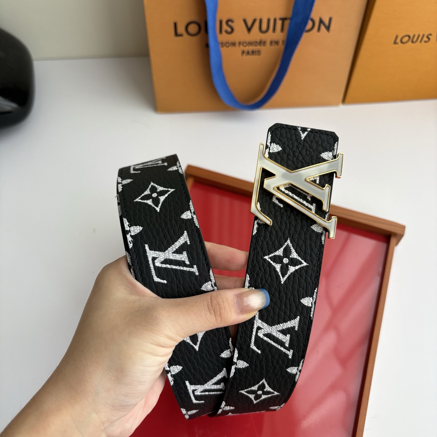 Lv荔枝纹印花搭配另一面黑色平纹底，搭配精品挂扣，精致百搭，时尚大方，宽4.0cm