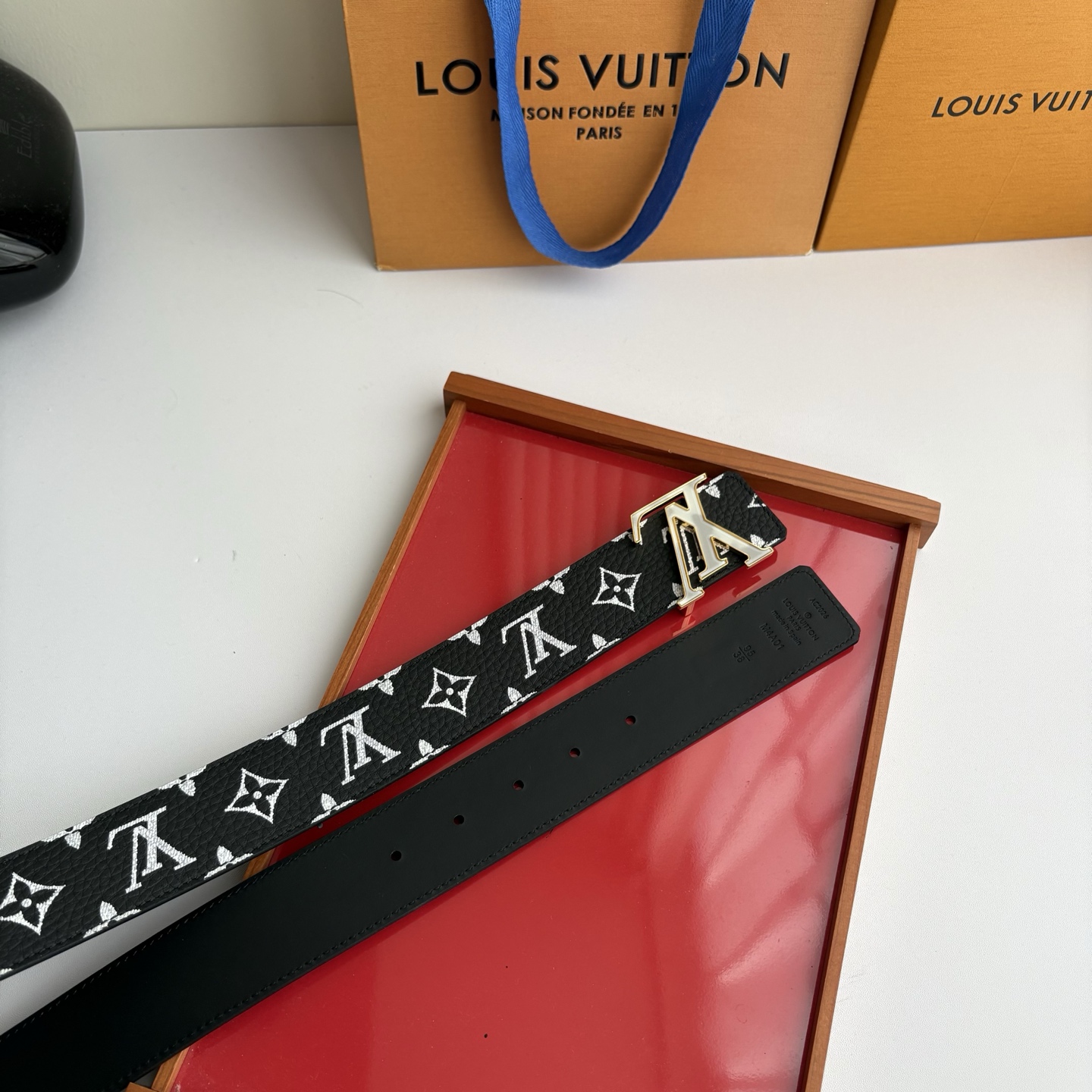 Lv荔枝纹印花搭配另一面黑色平纹底，搭配精品挂扣，精致百搭，时尚大方，宽4.0cm