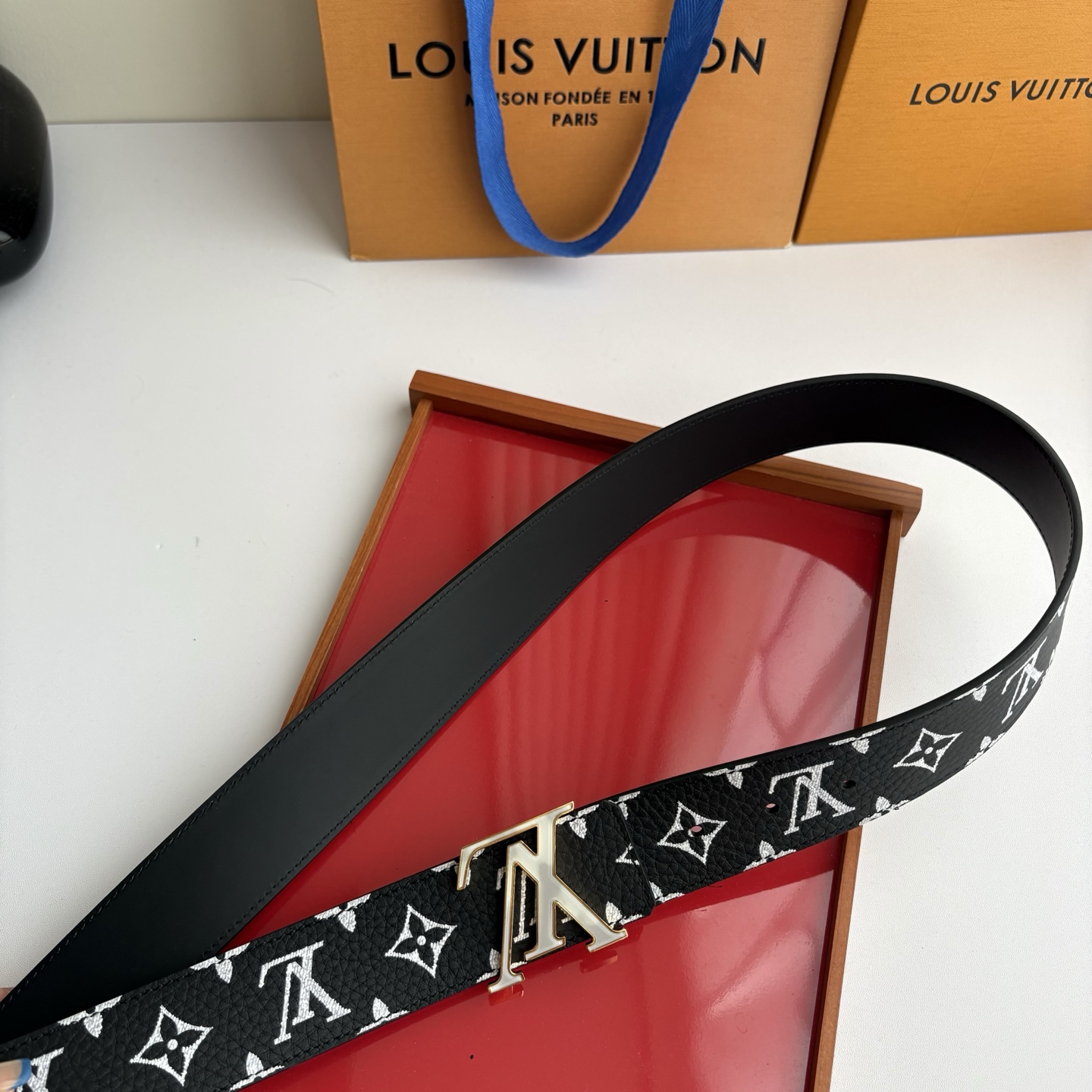 Lv荔枝纹印花搭配另一面黑色平纹底，搭配精品挂扣，精致百搭，时尚大方，宽4.0cm