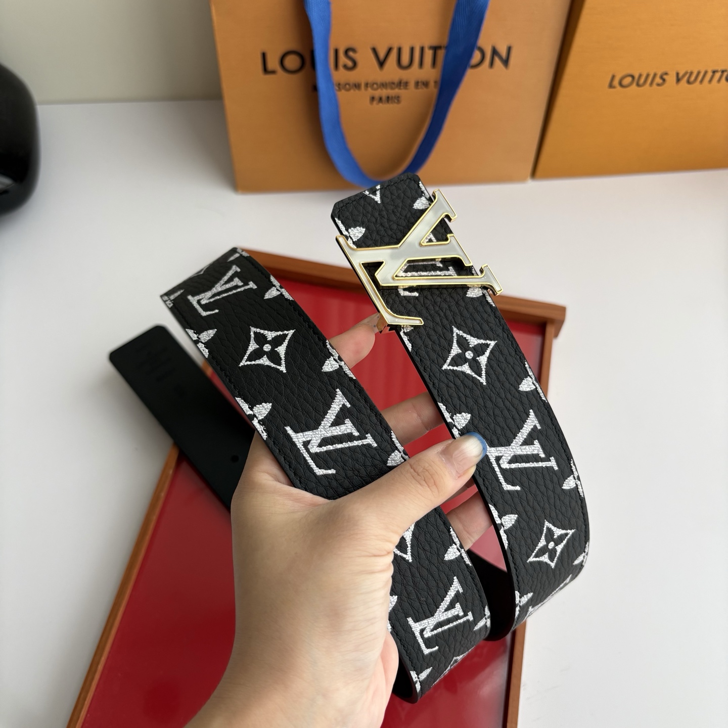 Lv荔枝纹印花搭配另一面黑色平纹底，搭配精品挂扣，精致百搭，时尚大方，宽4.0cm