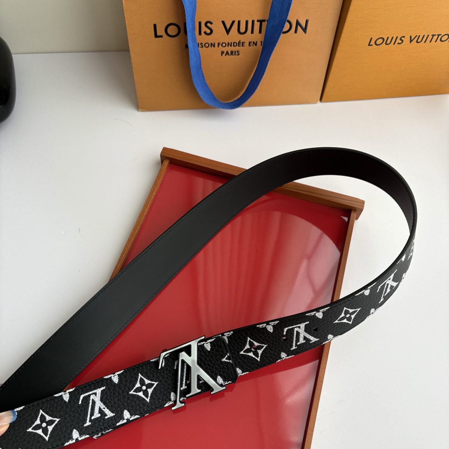Lv荔枝纹印花搭配另一面黑色平纹底，搭配精品挂扣，精致百搭，时尚大方，宽4.0cm