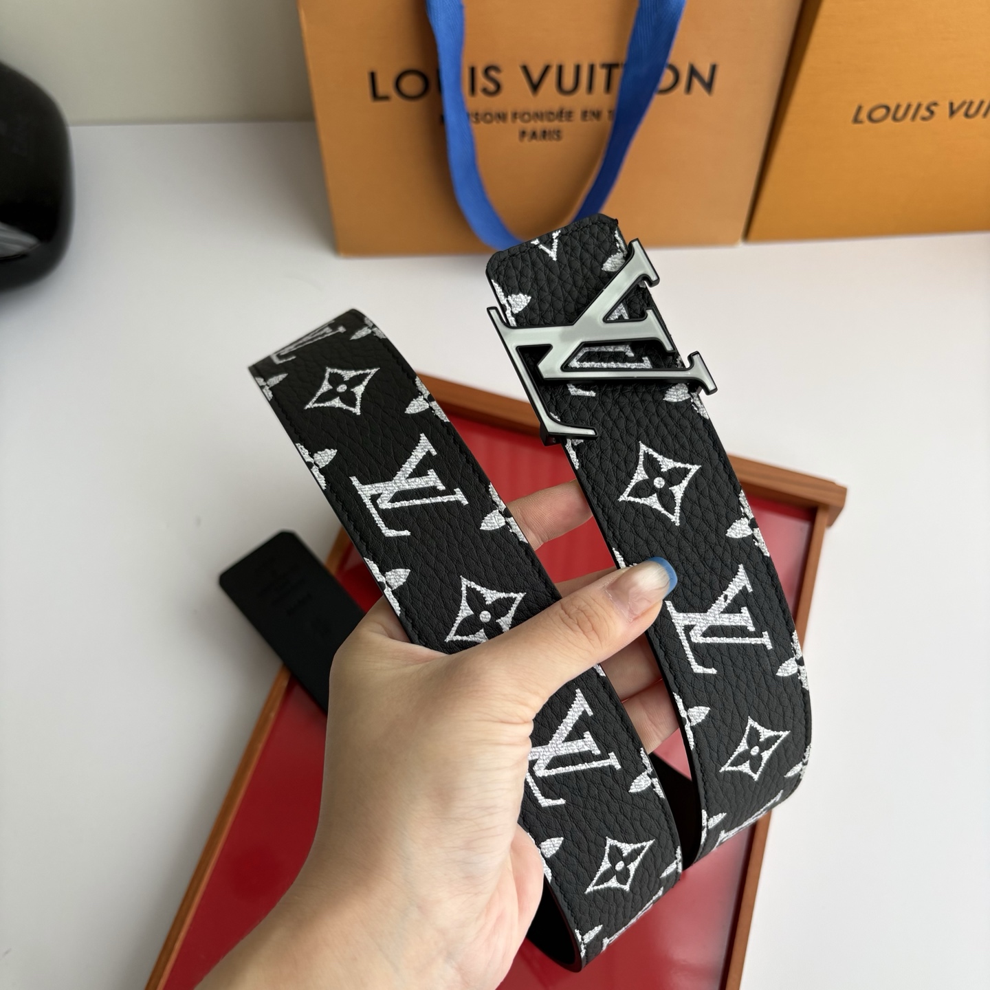 Lv荔枝纹印花搭配另一面黑色平纹底，搭配精品挂扣，精致百搭，时尚大方，宽4.0cm