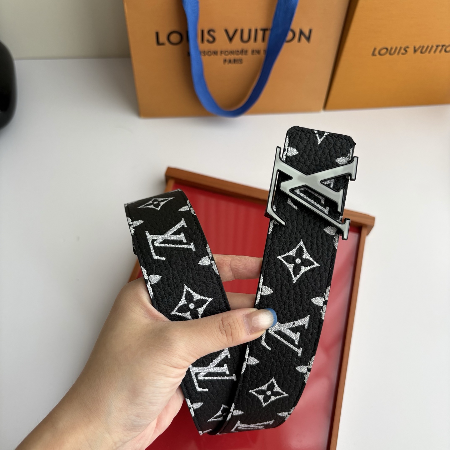 Lv荔枝纹印花搭配另一面黑色平纹底，搭配精品挂扣，精致百搭，时尚大方，宽4.0cm
