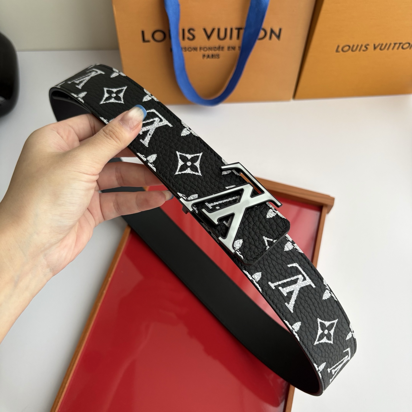 Lv荔枝纹印花搭配另一面黑色平纹底，搭配精品挂扣，精致百搭，时尚大方，宽4.0cm