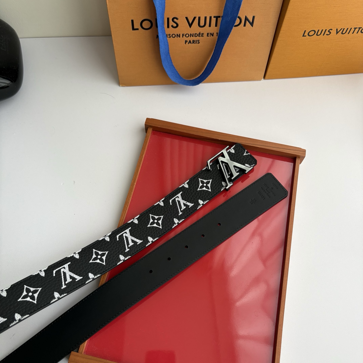 Lv荔枝纹印花搭配另一面黑色平纹底，搭配精品挂扣，精致百搭，时尚大方，宽4.0cm