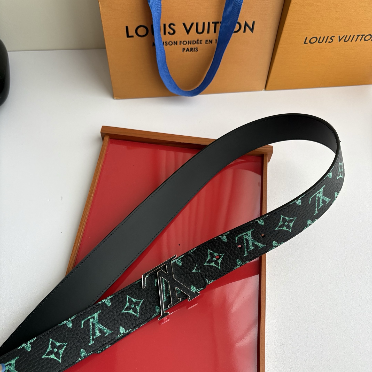 Lv荔枝纹印花搭配另一面黑色平纹底，搭配精品挂扣，精致百搭，时尚大方，宽4.0cm