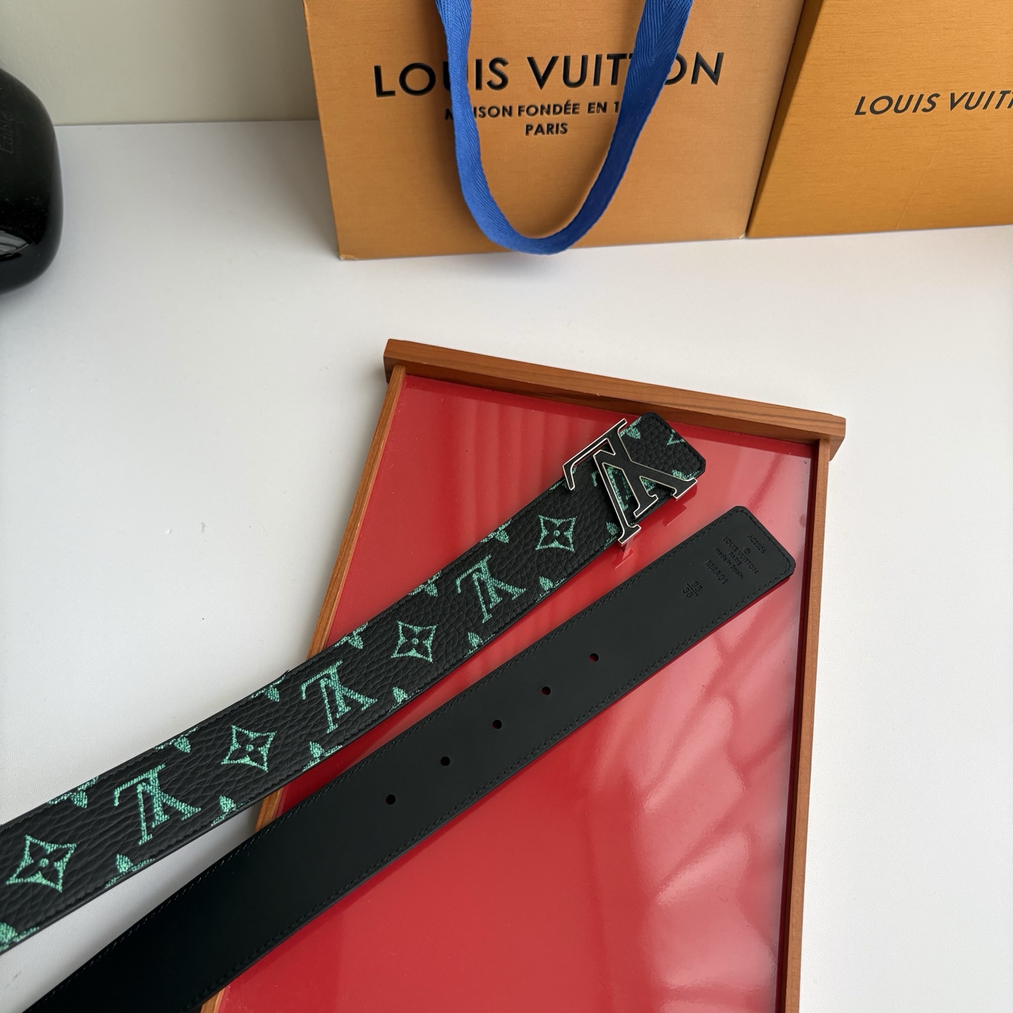 Lv荔枝纹印花搭配另一面黑色平纹底，搭配精品挂扣，精致百搭，时尚大方，宽4.0cm
