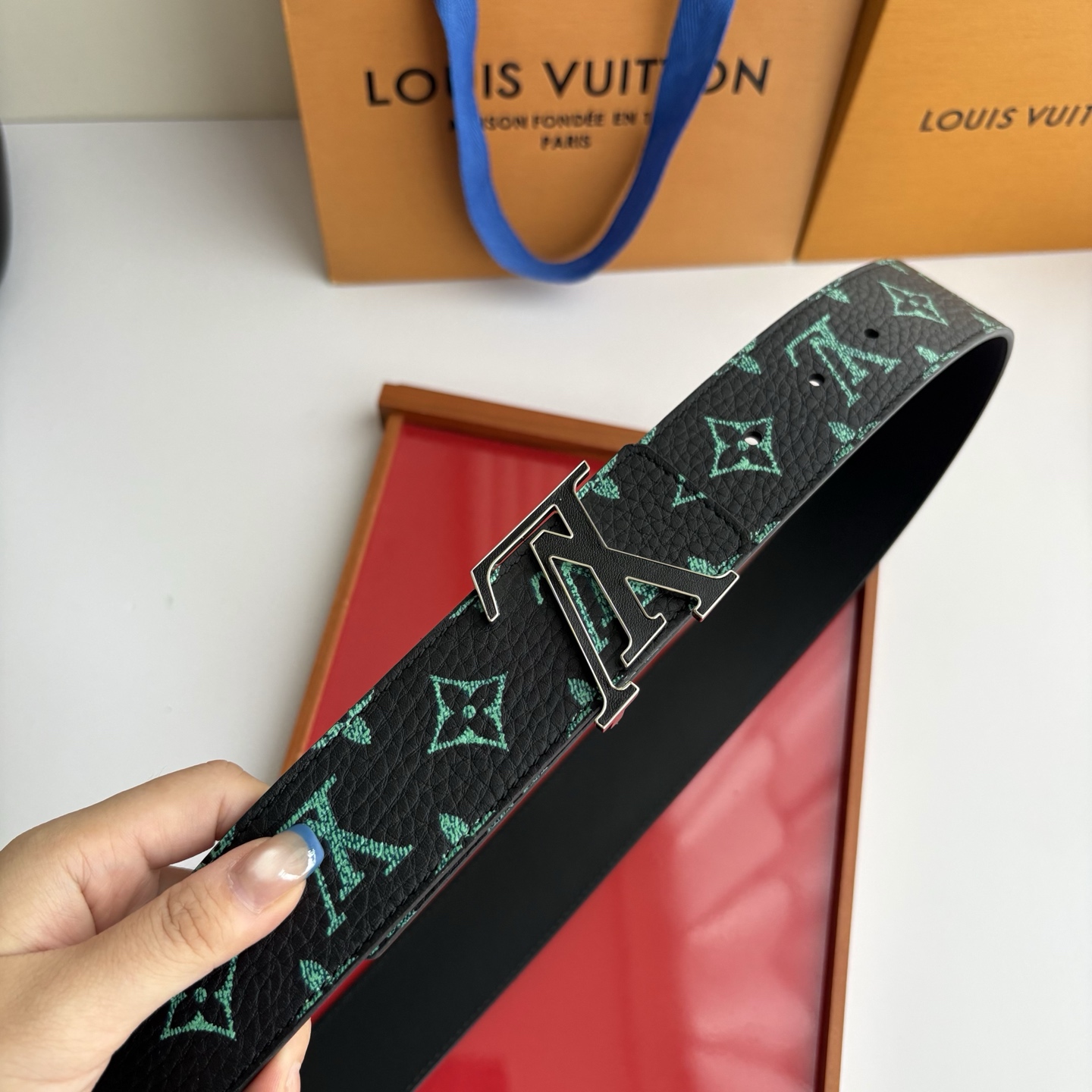 Lv荔枝纹印花搭配另一面黑色平纹底，搭配精品挂扣，精致百搭，时尚大方，宽4.0cm