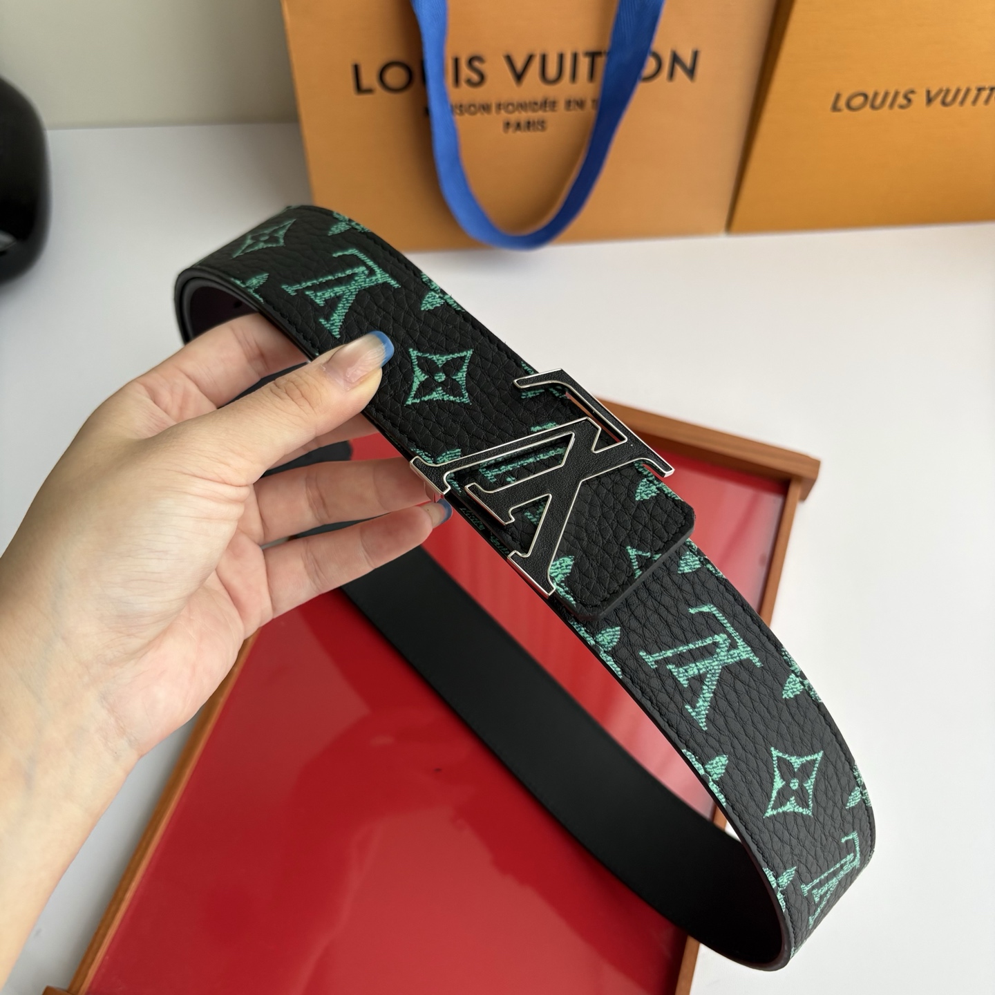Lv荔枝纹印花搭配另一面黑色平纹底，搭配精品挂扣，精致百搭，时尚大方，宽4.0cm