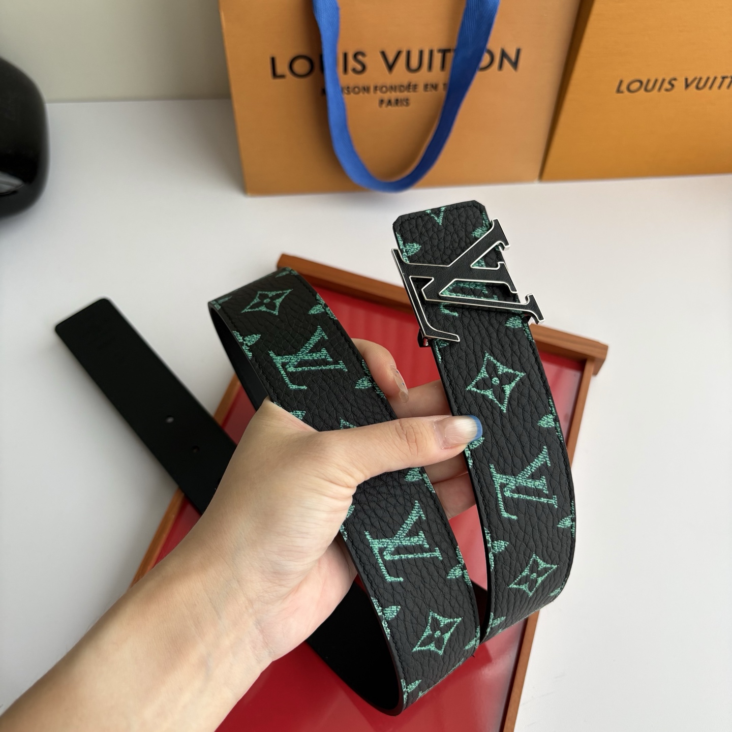Lv荔枝纹印花搭配另一面黑色平纹底，搭配精品挂扣，精致百搭，时尚大方，宽4.0cm