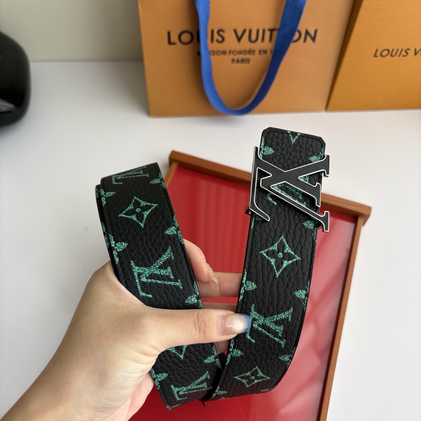 Lv荔枝纹印花搭配另一面黑色平纹底，搭配精品挂扣，精致百搭，时尚大方，宽4.0cm