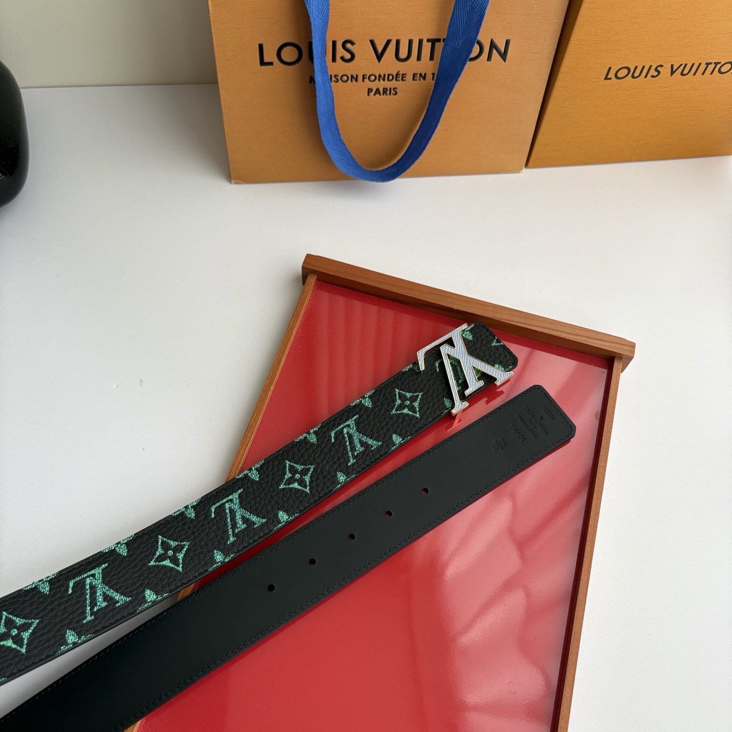 Lv荔枝纹印花搭配另一面黑色平纹底，搭配精品挂扣，精致百搭，时尚大方，宽4.0cm
