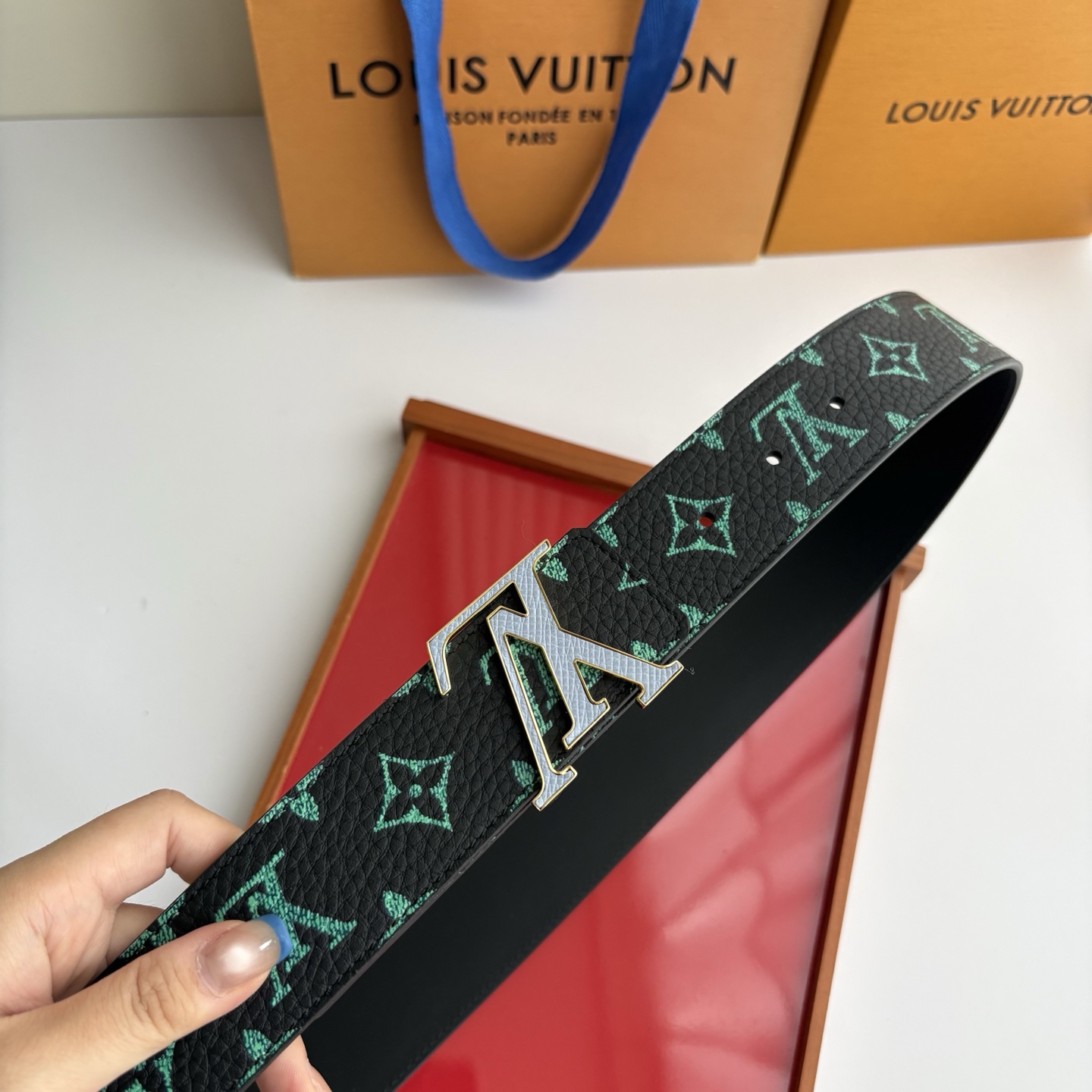 Lv荔枝纹印花搭配另一面黑色平纹底，搭配精品挂扣，精致百搭，时尚大方，宽4.0cm