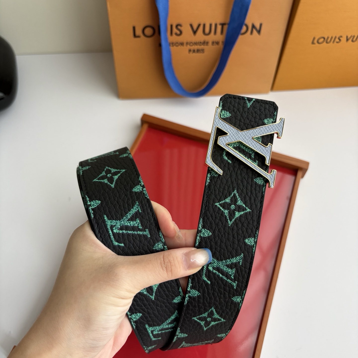 Lv荔枝纹印花搭配另一面黑色平纹底，搭配精品挂扣，精致百搭，时尚大方，宽4.0cm