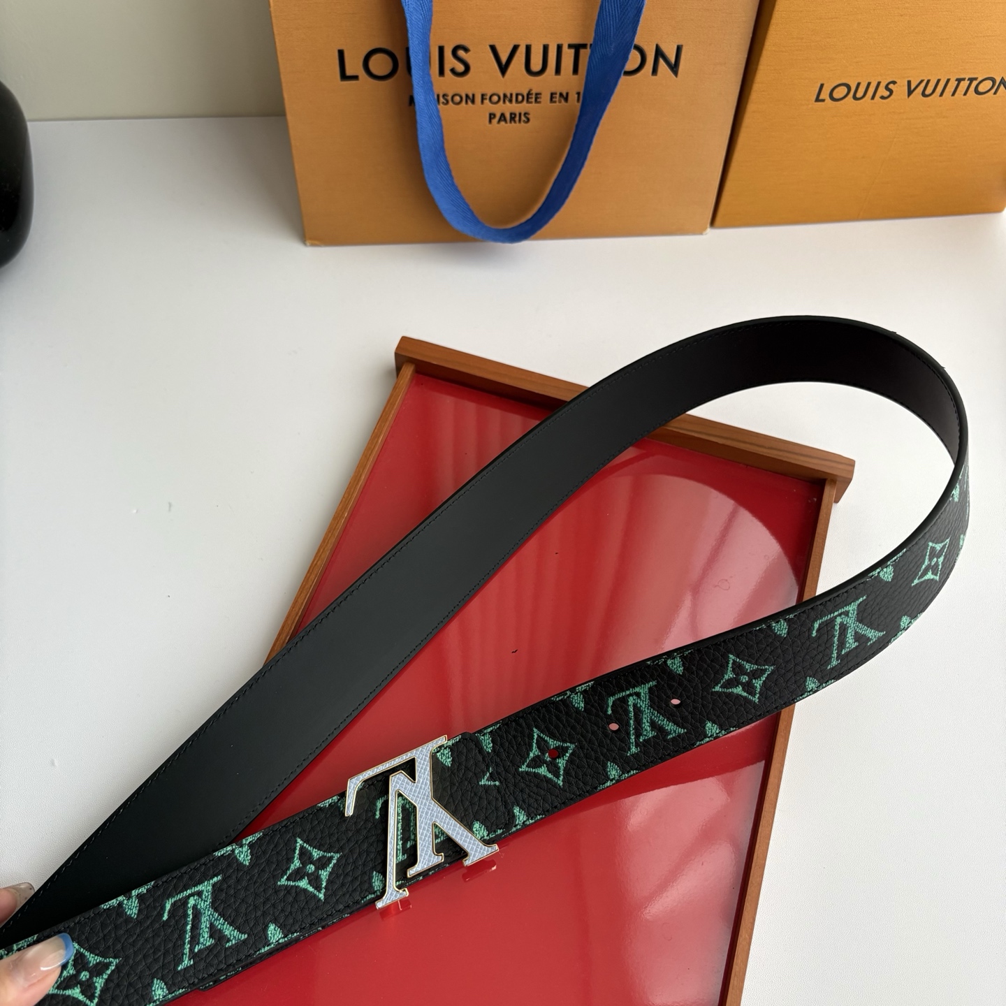 Lv荔枝纹印花搭配另一面黑色平纹底，搭配精品挂扣，精致百搭，时尚大方，宽4.0cm