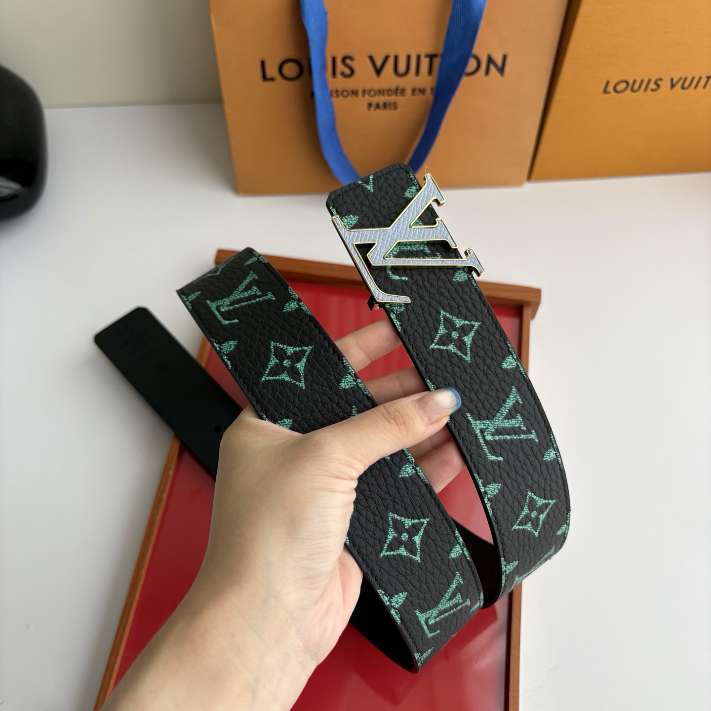 Lv荔枝纹印花搭配另一面黑色平纹底，搭配精品挂扣，精致百搭，时尚大方，宽4.0cm