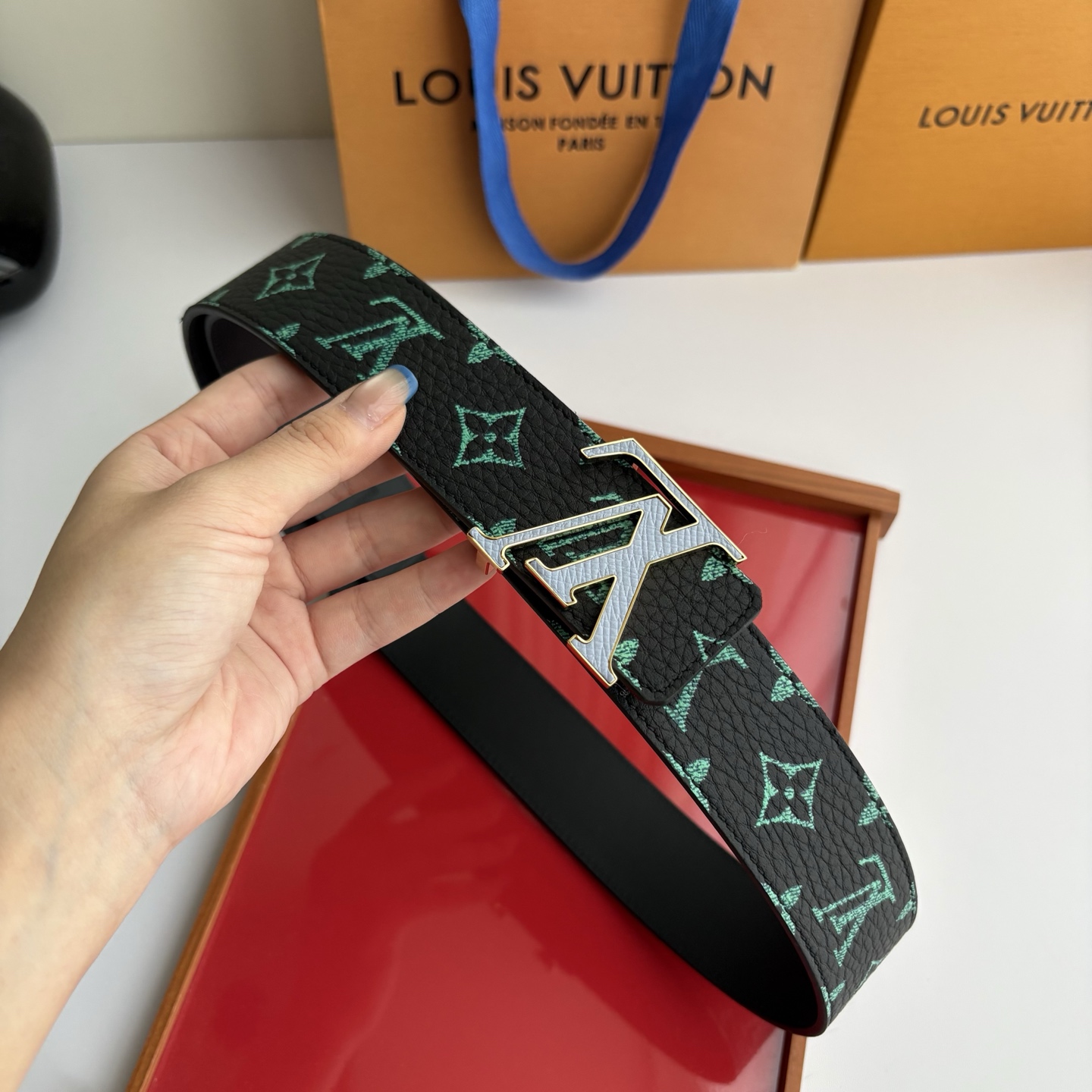 Lv荔枝纹印花搭配另一面黑色平纹底，搭配精品挂扣，精致百搭，时尚大方，宽4.0cm