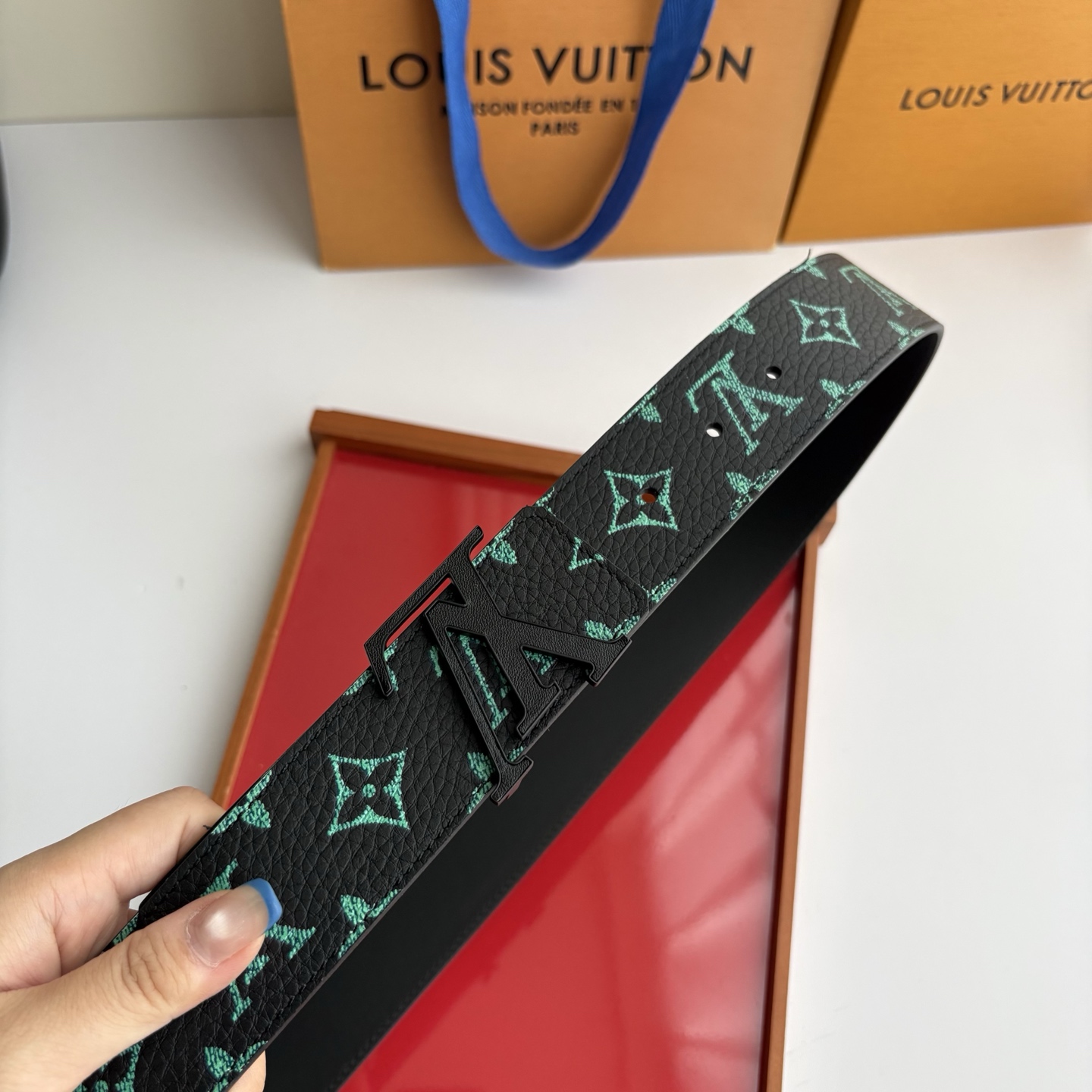 Lv荔枝纹印花搭配另一面黑色平纹底，搭配精品挂扣，精致百搭，时尚大方，宽4.0cm