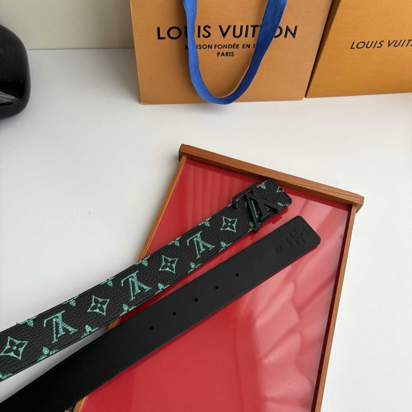 Lv荔枝纹印花搭配另一面黑色平纹底，搭配精品挂扣，精致百搭，时尚大方，宽4.0cm