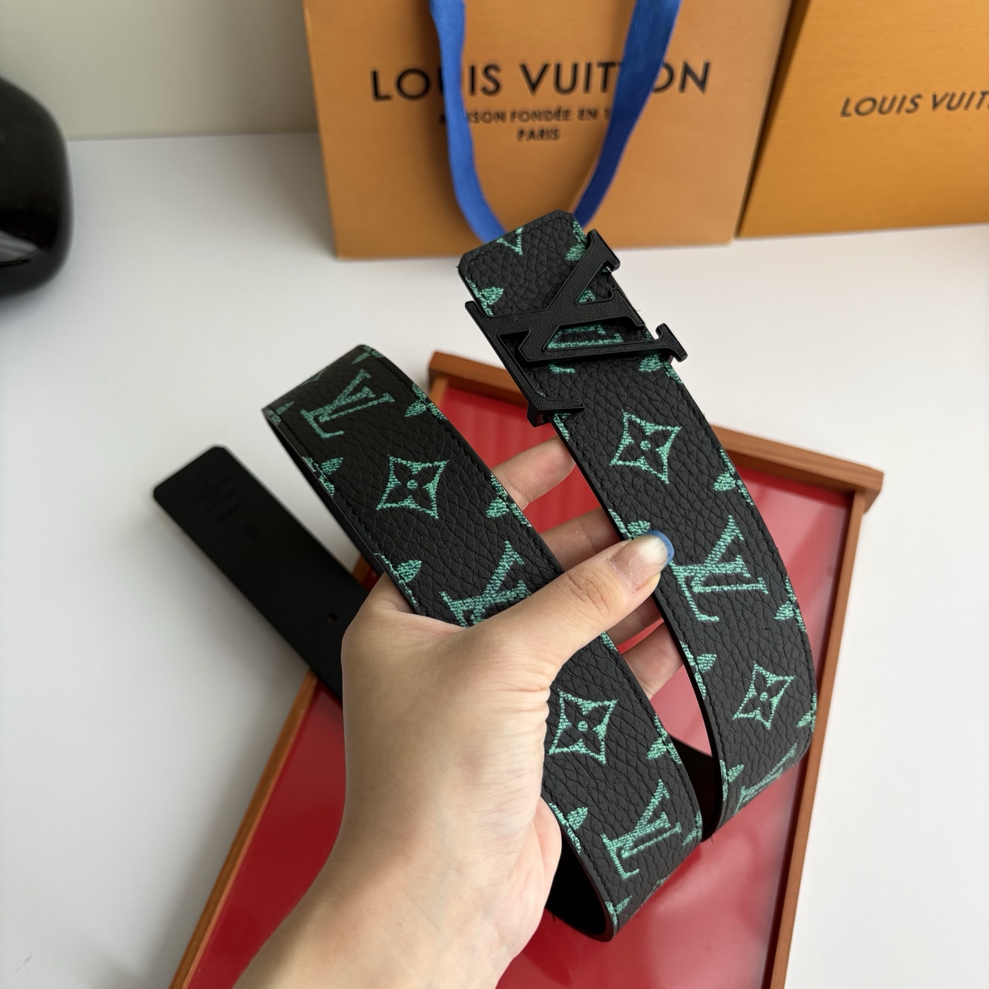 Lv荔枝纹印花搭配另一面黑色平纹底，搭配精品挂扣，精致百搭，时尚大方，宽4.0cm