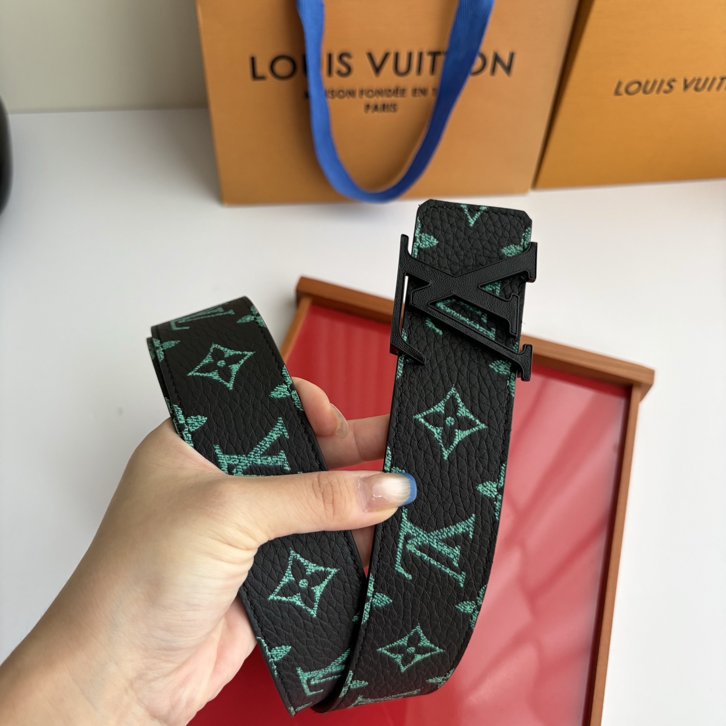 Lv荔枝纹印花搭配另一面黑色平纹底，搭配精品挂扣，精致百搭，时尚大方，宽4.0cm