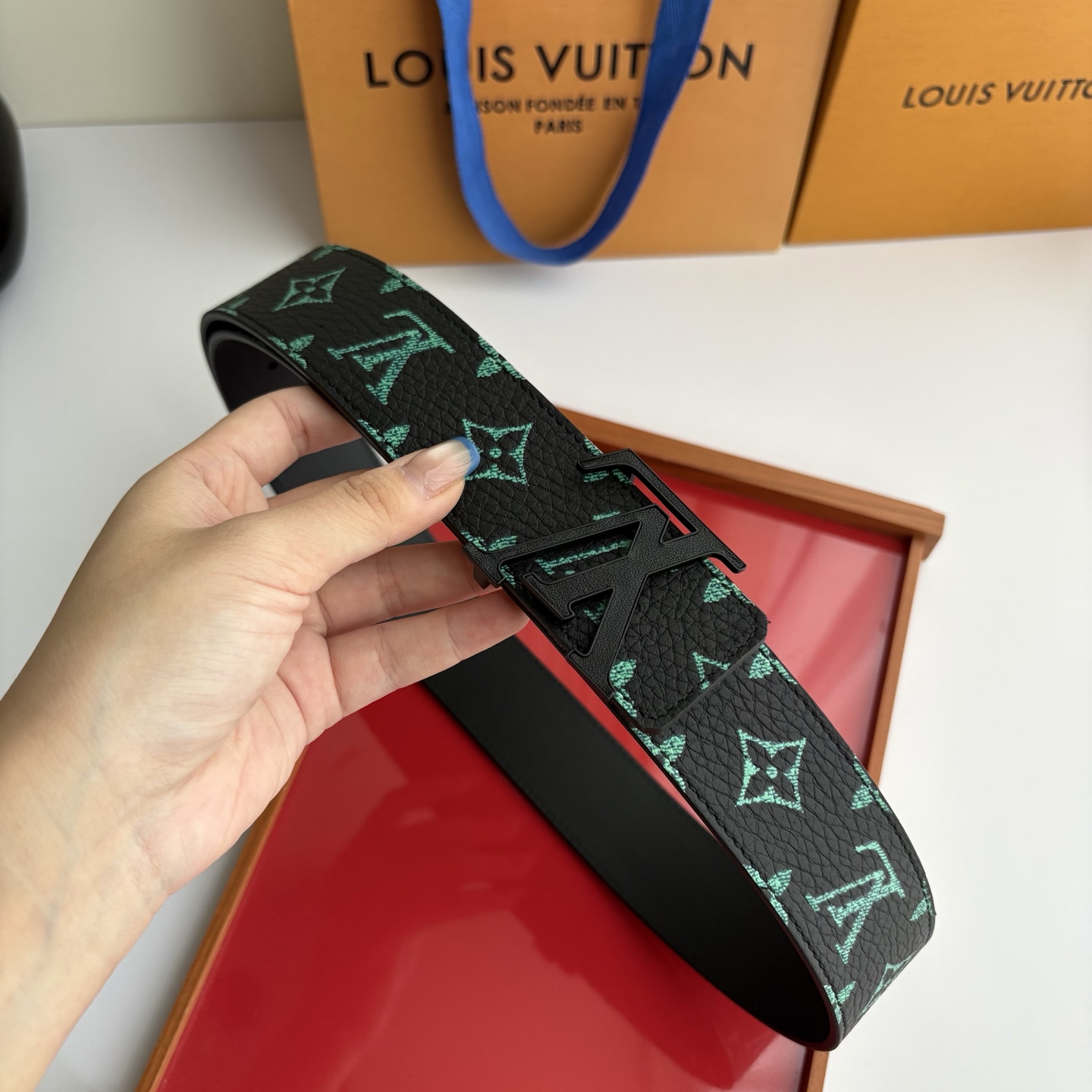 Lv荔枝纹印花搭配另一面黑色平纹底，搭配精品挂扣，精致百搭，时尚大方，宽4.0cm