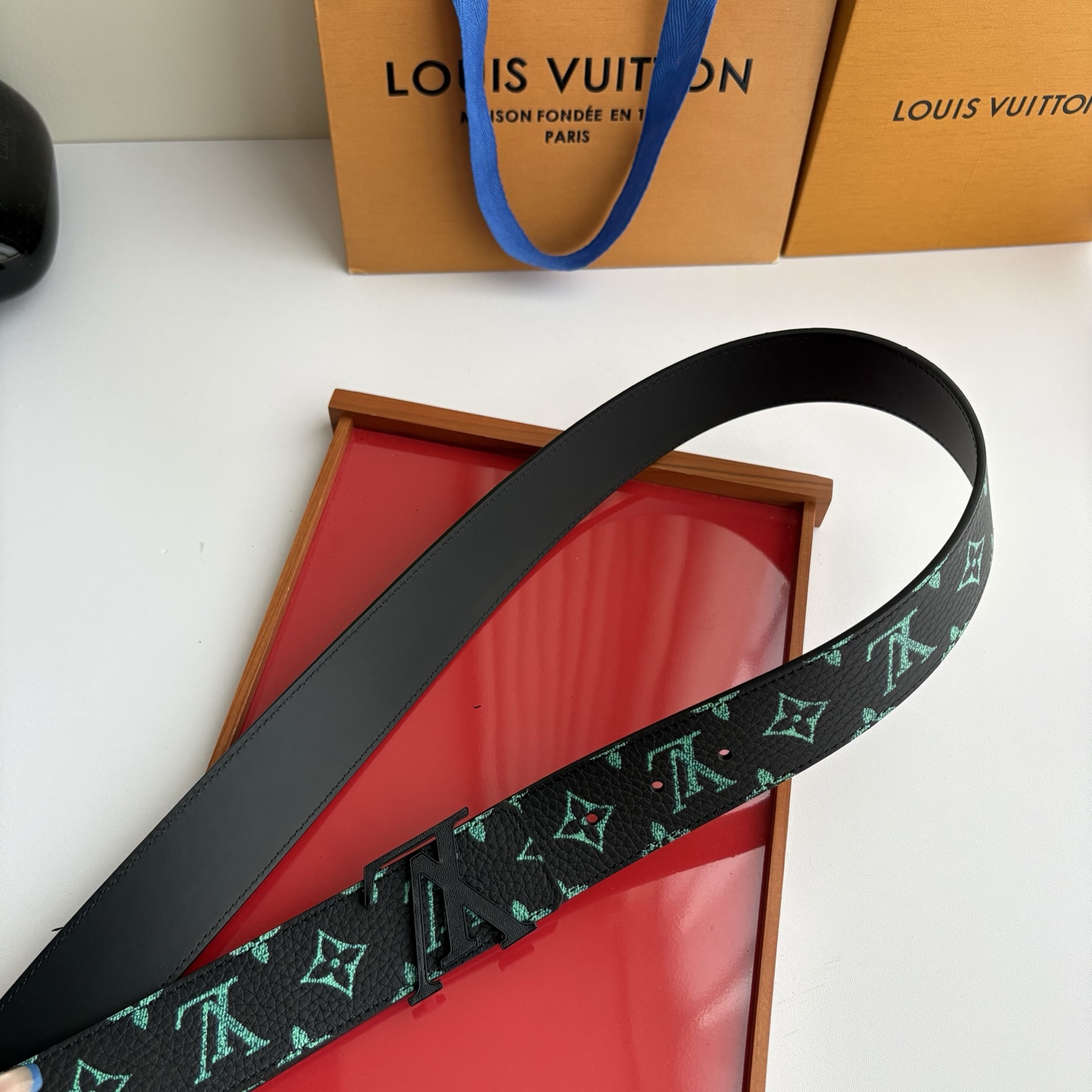 Lv荔枝纹印花搭配另一面黑色平纹底，搭配精品挂扣，精致百搭，时尚大方，宽4.0cm