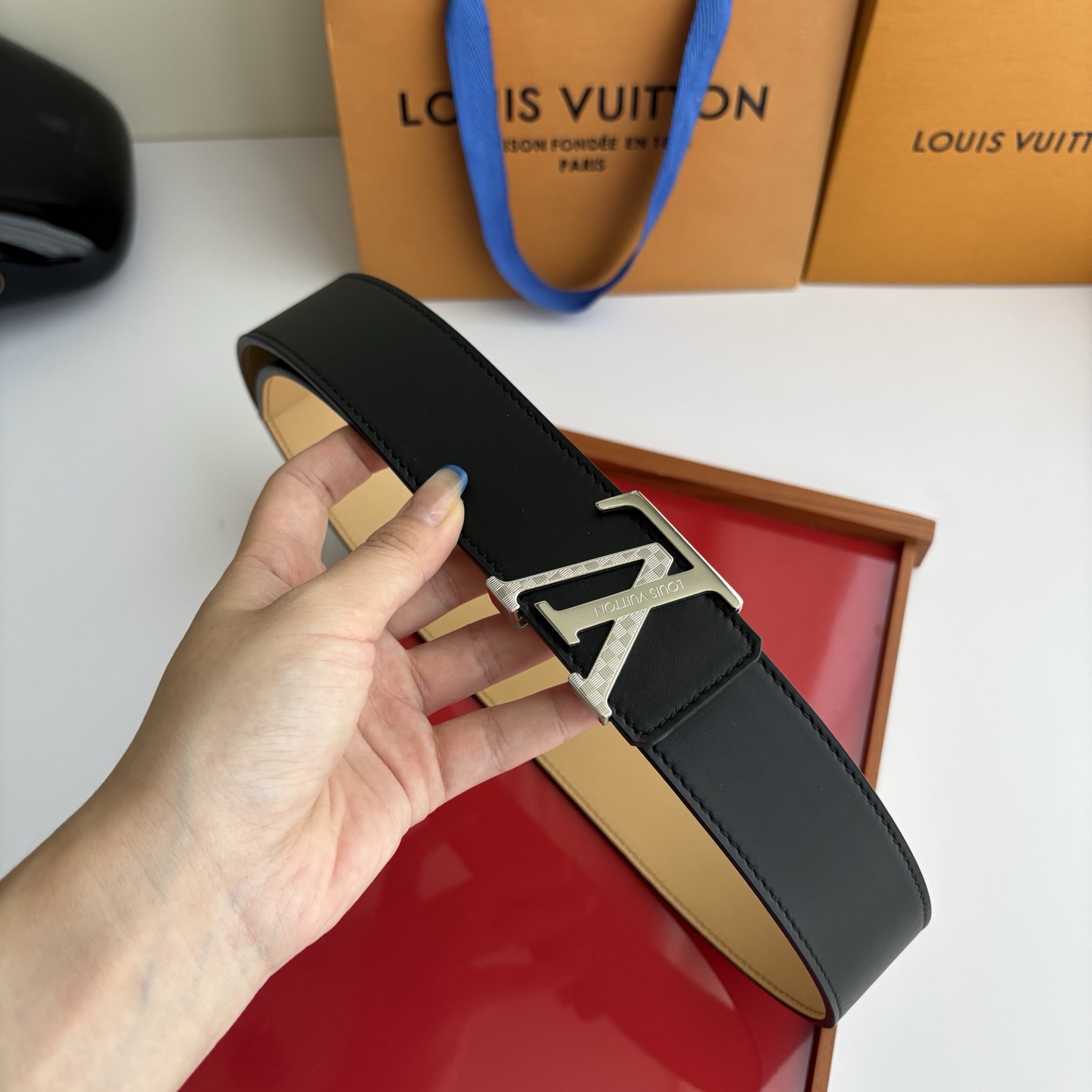 LOUIS VUITTON经典原单品质，一面经典黑色平纹一面杏色皮底，搭配原单精品钢扣，精工制作，细节看图，实物拍摄，高