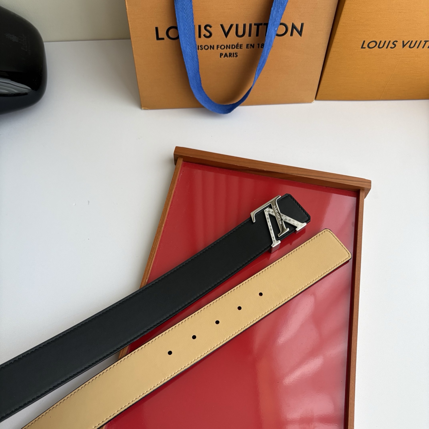 LOUIS VUITTON经典原单品质，一面经典黑色平纹一面杏色皮底，搭配原单精品钢扣，精工制作，细节看图，实物拍摄，高