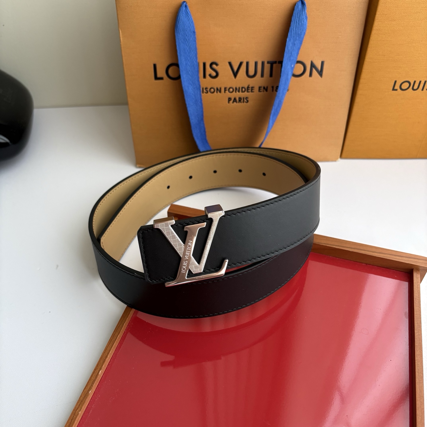 LOUIS VUITTON经典原单品质，一面经典黑色平纹一面杏色皮底，搭配原单精品钢扣，精工制作，细节看图，实物拍摄，高