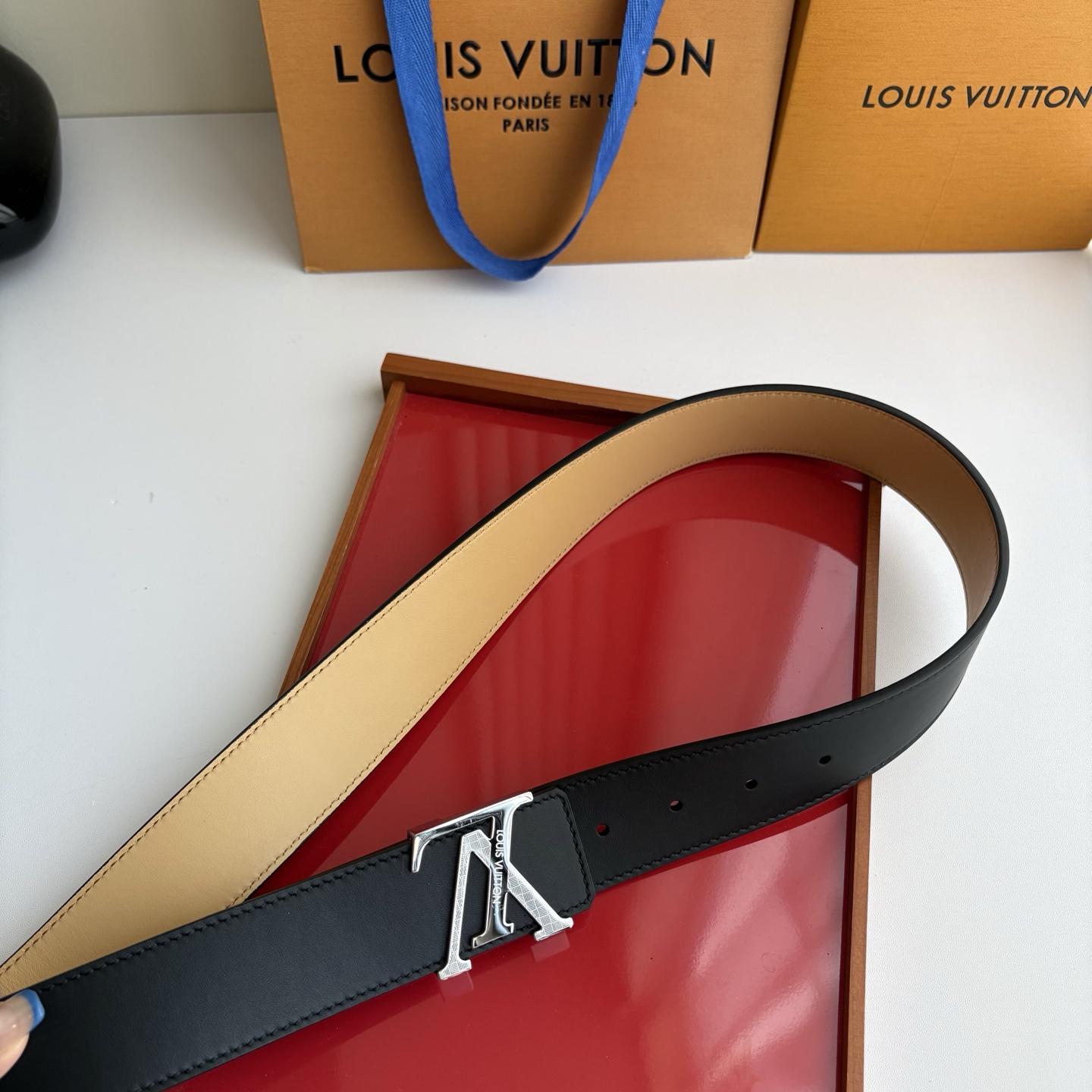 LOUIS VUITTON经典原单品质，一面经典黑色平纹一面杏色皮底，搭配原单精品钢扣，精工制作，细节看图，实物拍摄，高