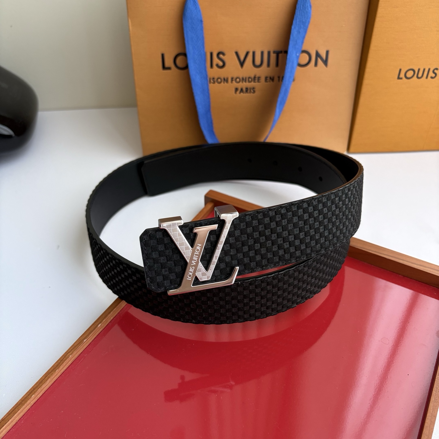 LOUIS VUITTON经典原单品质，一面经典方格原版皮底，搭配原单精品钢扣，精工制作，细节看图，实物拍摄，高端奢华，