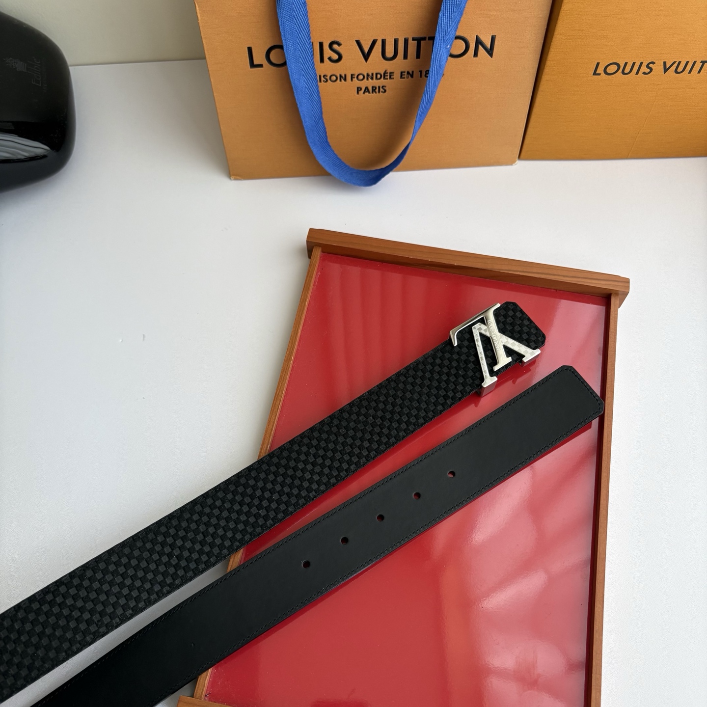 LOUIS VUITTON经典原单品质，一面经典方格原版皮底，搭配原单精品钢扣，精工制作，细节看图，实物拍摄，高端奢华，