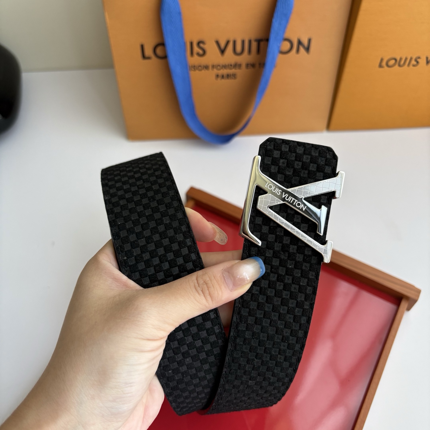 LOUIS VUITTON经典原单品质，一面经典方格原版皮底，搭配原单精品钢扣，精工制作，细节看图，实物拍摄，高端奢华，