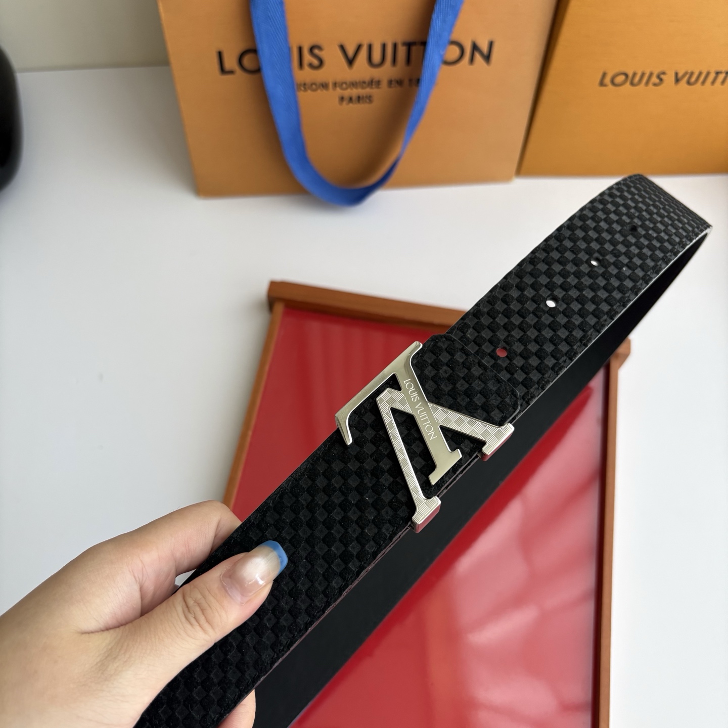 LOUIS VUITTON经典原单品质，一面经典方格原版皮底，搭配原单精品钢扣，精工制作，细节看图，实物拍摄，高端奢华，