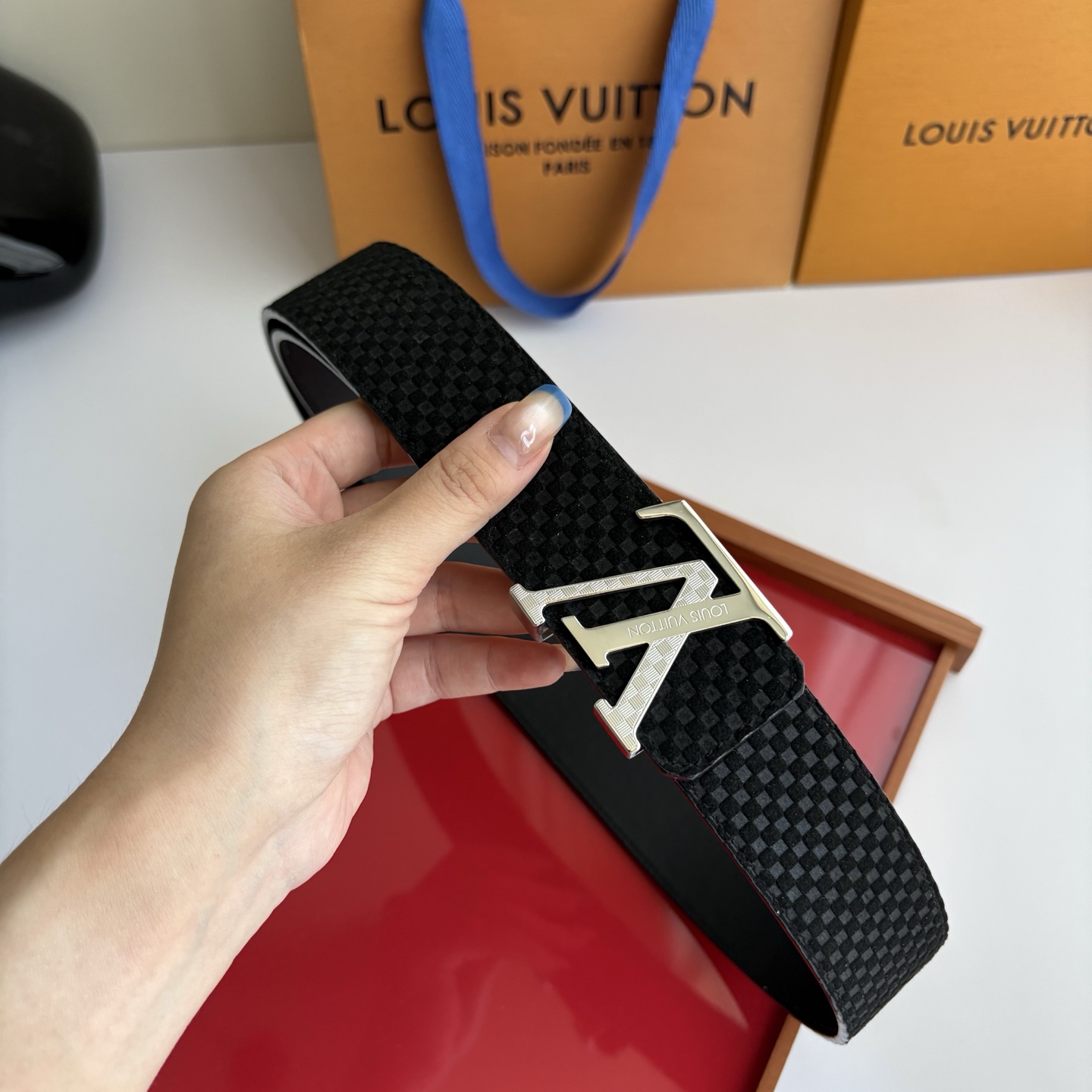 LOUIS VUITTON经典原单品质，一面经典方格原版皮底，搭配原单精品钢扣，精工制作，细节看图，实物拍摄，高端奢华，