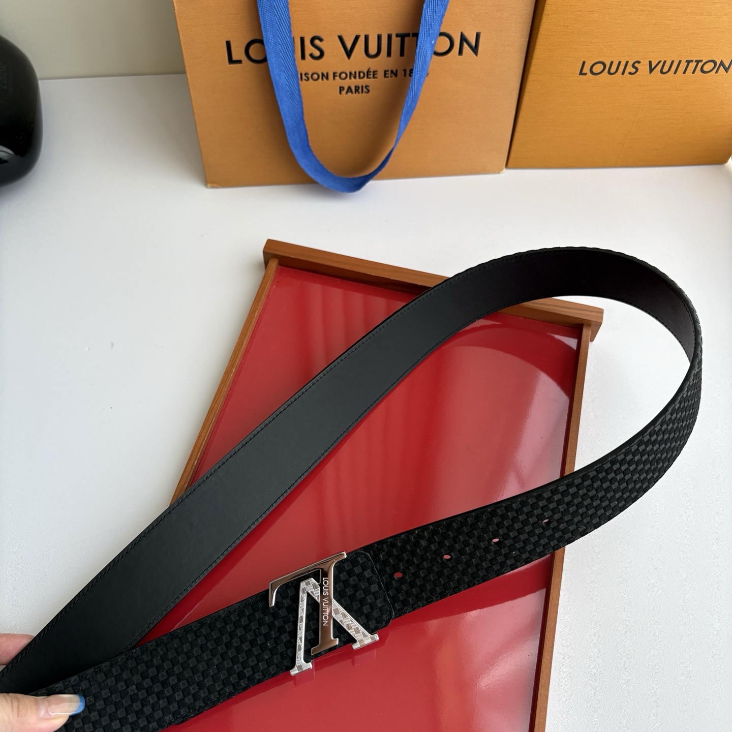 LOUIS VUITTON经典原单品质，一面经典方格原版皮底，搭配原单精品钢扣，精工制作，细节看图，实物拍摄，高端奢华，