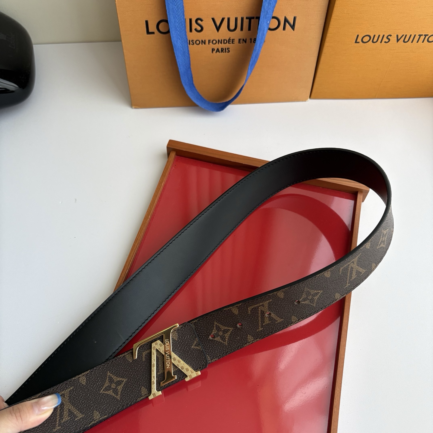 LOUIS VUITTON经典原单品质，一面经典印花一面原版皮底，搭配原单精品钢扣，精工制作，细节看图，实物拍摄，高端奢