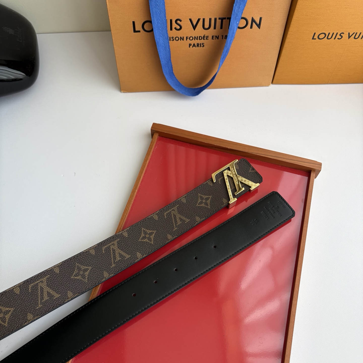 LOUIS VUITTON经典原单品质，一面经典印花一面原版皮底，搭配原单精品钢扣，精工制作，细节看图，实物拍摄，高端奢