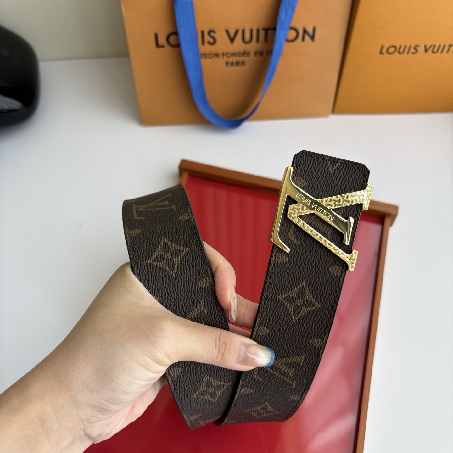 LOUIS VUITTON经典原单品质，一面经典印花一面原版皮底，搭配原单精品钢扣，精工制作，细节看图，实物拍摄，高端奢