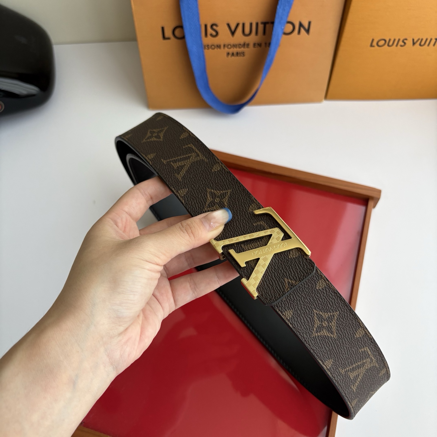 LOUIS VUITTON经典原单品质，一面经典印花一面原版皮底，搭配原单精品钢扣，精工制作，细节看图，实物拍摄，高端奢