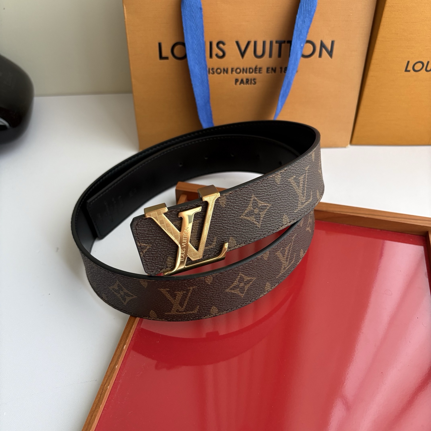 LOUIS VUITTON经典原单品质，一面经典印花一面原版皮底，搭配原单精品钢扣，精工制作，细节看图，实物拍摄，高端奢