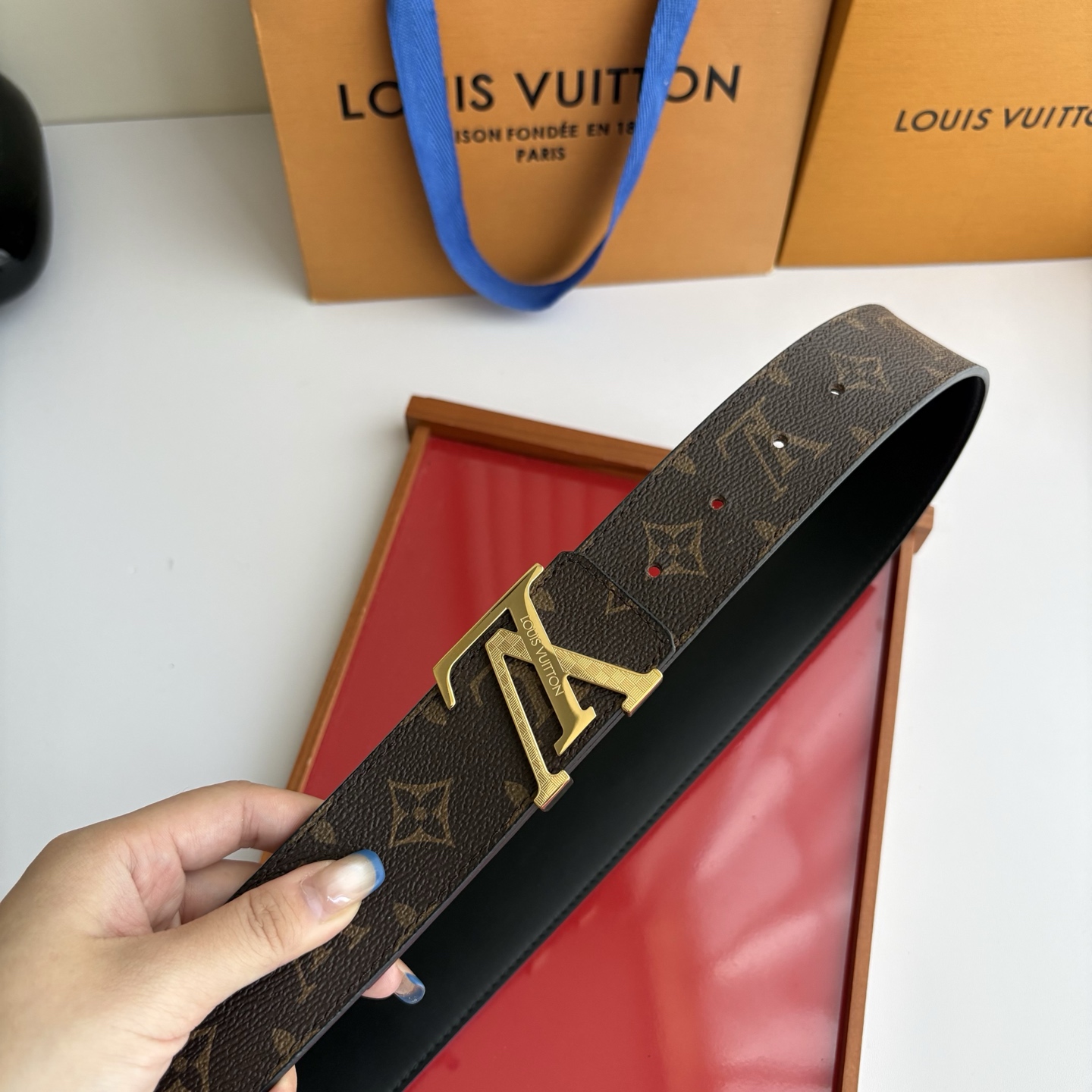 LOUIS VUITTON经典原单品质，一面经典印花一面原版皮底，搭配原单精品钢扣，精工制作，细节看图，实物拍摄，高端奢